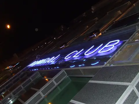 Podświetlone litery ADMIRAL CLUB nocą