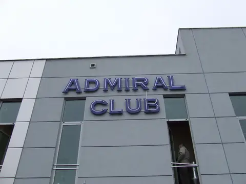 Litery ADMIRAL CLUB na elewacji