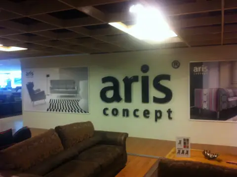 Litery aris concept we wnętrzu biura
