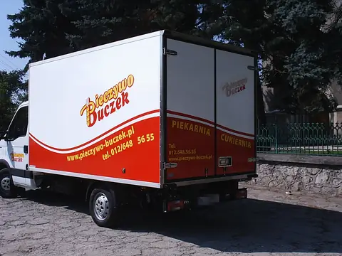 Oklejona zabudowa samochodu dostawczego piekarni