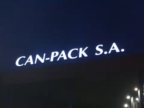 Litery CAN-PACK S.A. świecące nocą