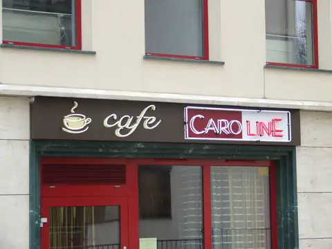 Szyld cafe Caroline nad wejściem