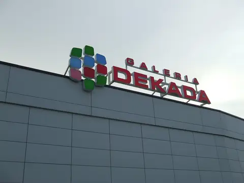 Logo i litery DEKADA na dachu galerii