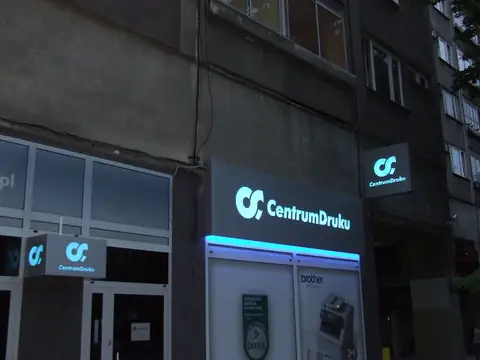Kasetony CentrumDruku podświetlone wieczorem