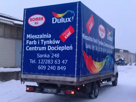 Oklejona plandeka i zabudowa samochodu ciężarowego