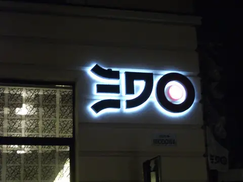 Litery EDO podświetlane od tyłu, nocą