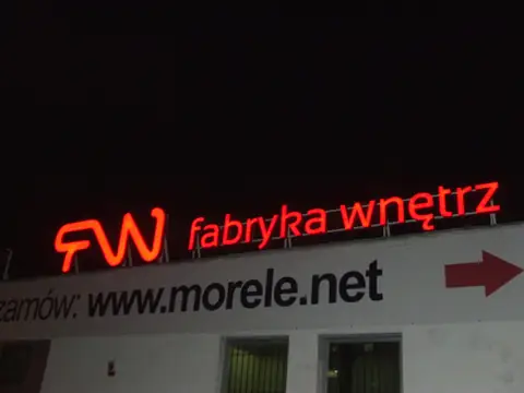 Świecące litery fabryka wnętrz nocą