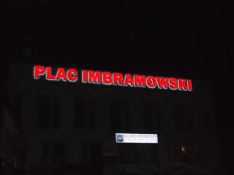 Podświetlany napis PLAC IMBRAMOWSKI nocą