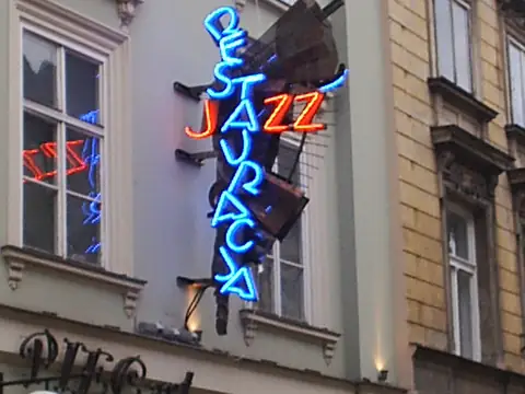 Pionowy neon JAZZ na kamienicy