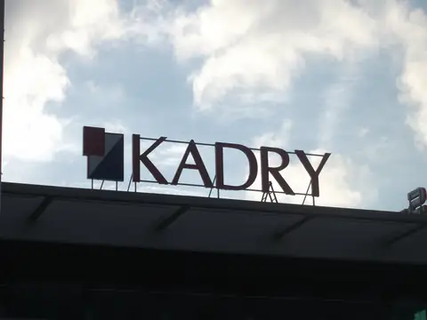Litery KADRY na dachu budynku