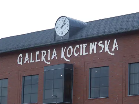 Litery GALERIA KOCIELSKA na elewacji