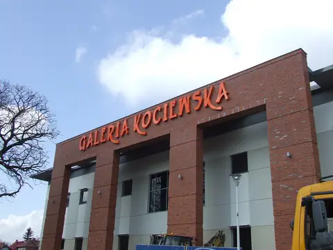 Litery GALERIA KOCIELSKA na narożniku budynku