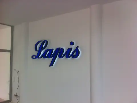 Podświetlane litery Lapis na ścianie
