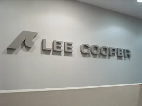 Litery przestrzenne LEE COOPER we wnętrzu