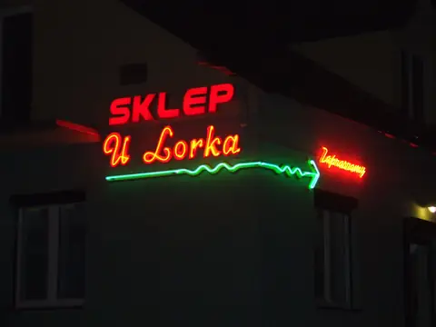 Neon sklepu nocą