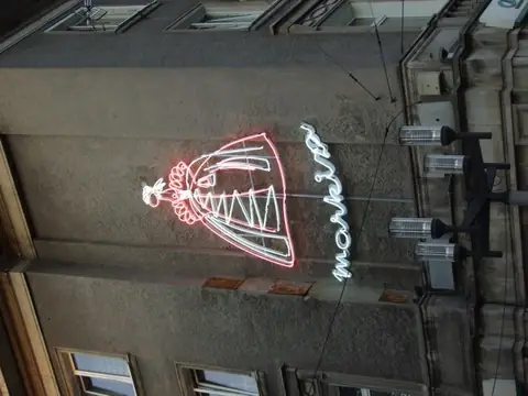 Neon Markiza na elewacji kamienicy