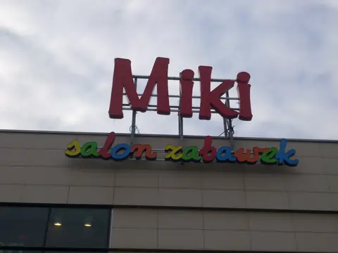Litery Miki nad wejściem do salonu