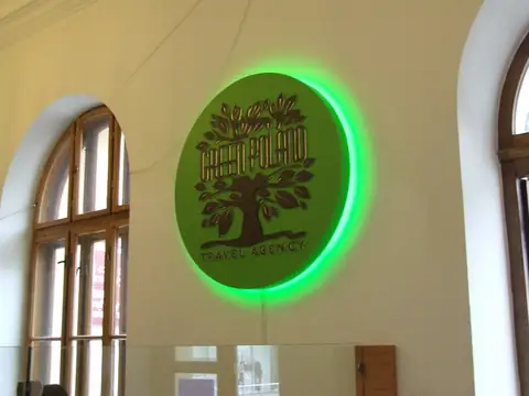 Okrągły kaseton z logo, podświetlony na zielono