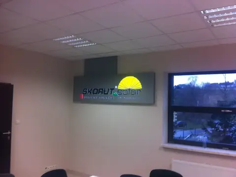 Logo na ścianie sali