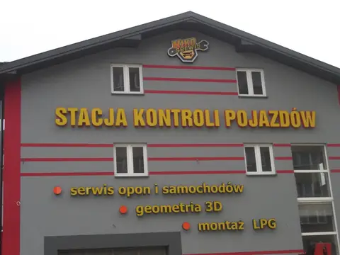 Oznakowanie elewacji stacji kontroli pojazdów