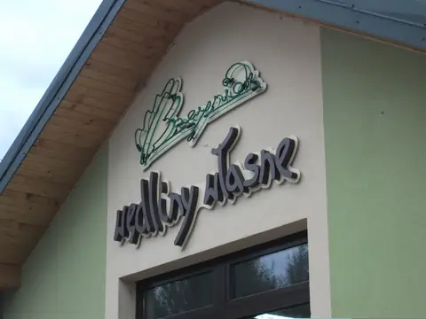 Logo i napis na szczycie budynku