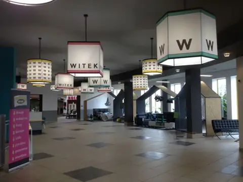 Podwieszane oznakowanie w centrum WITEK