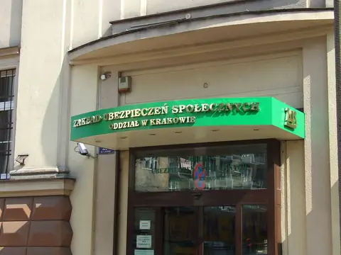 Podświetlany szyld nad wejściem do urzędu
