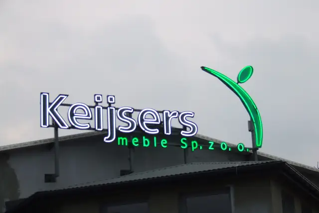 Litery przestrzenne i logo Keijsers na dachu budynku