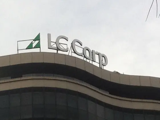 Świecące logo LC Corp na dachu budynku Arkad Wrocławskich