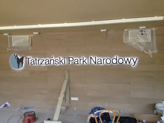 Logo przestrzenne Tatrzańskiego Parku Narodowego na ścianie