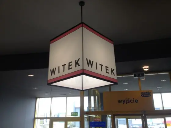 Podwieszane kasetony WITEK we wnętrzu centrum handlowego